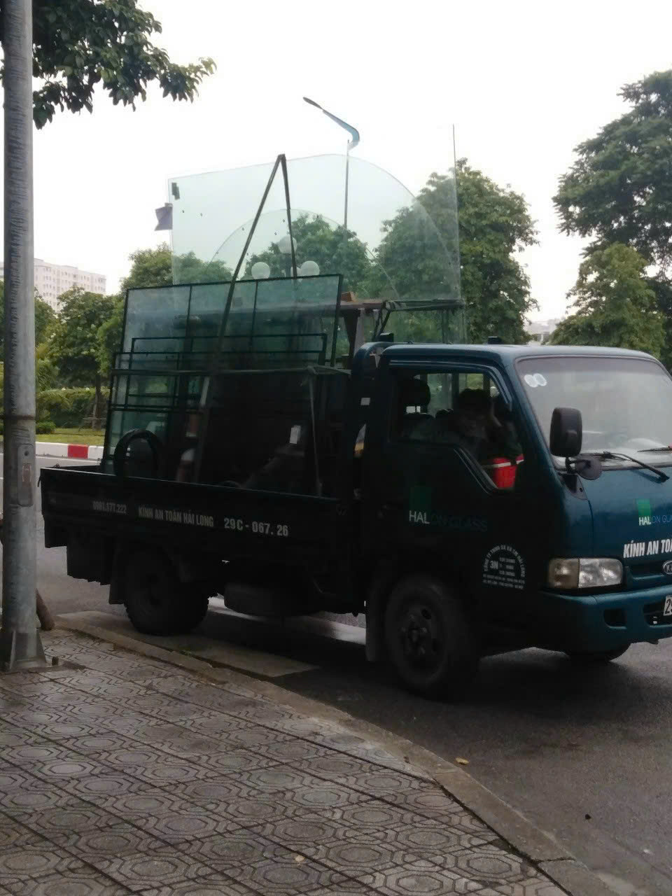 Các tấm kính được xếp trên xe tải dưới ánh sáng ban ngày